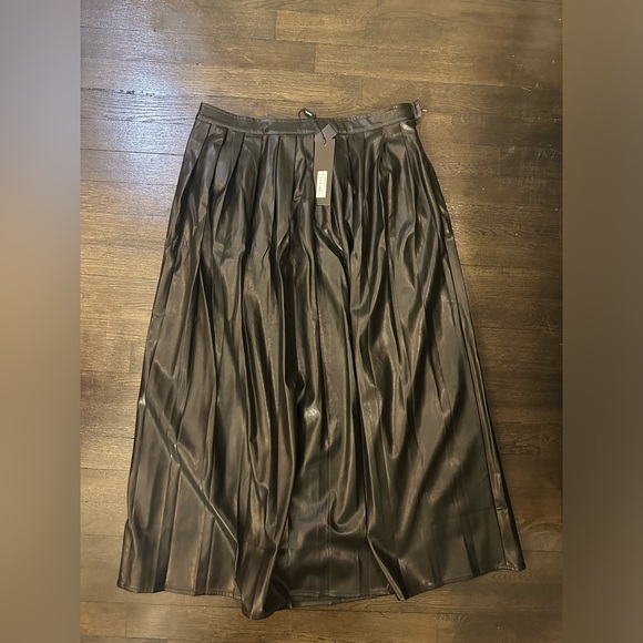 Misook NWT black vegan leather pleated midi skirt size small - Picture 3 of 5